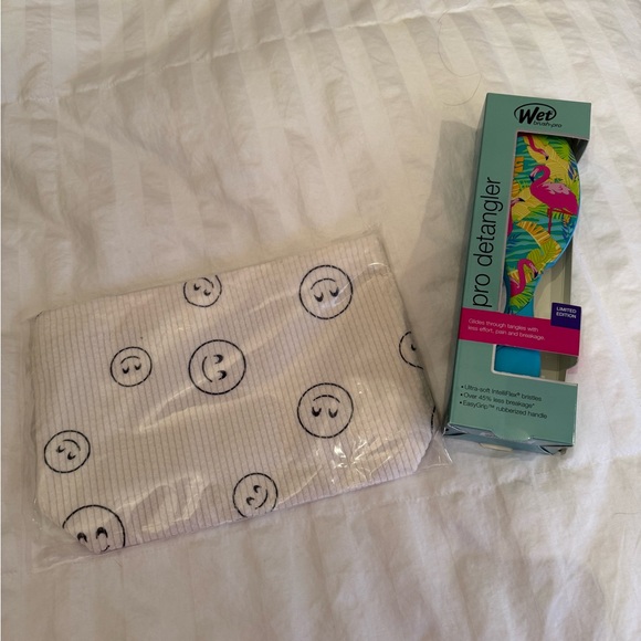 Wet Brush Other - Wet Brush Pro Detangler & Smiley Face Cosmetic Bag